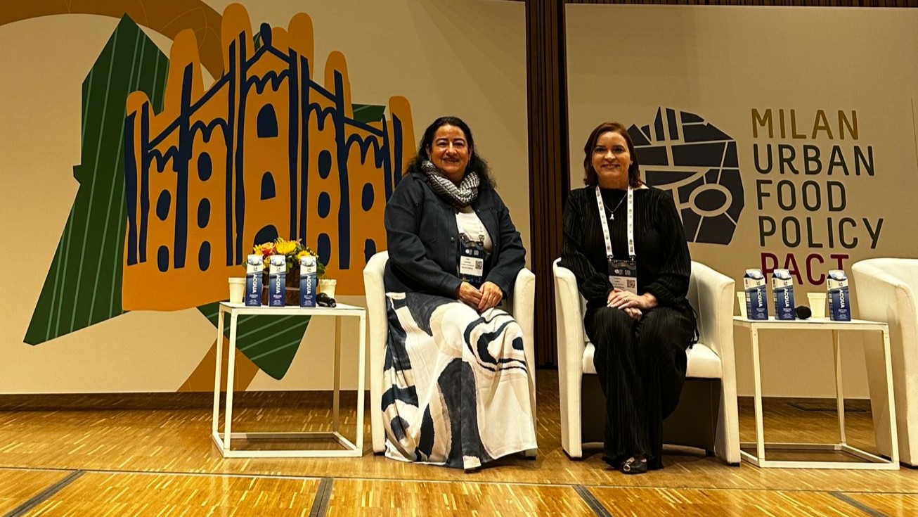 cristiane leitão e lidia lourinho posam para a foto no palco do evento em Milão